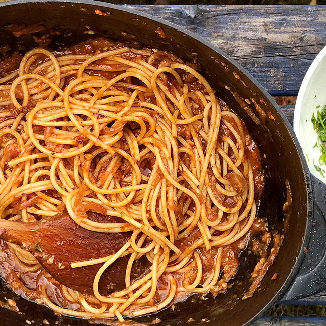 spaghetti sardine sauce - cooking