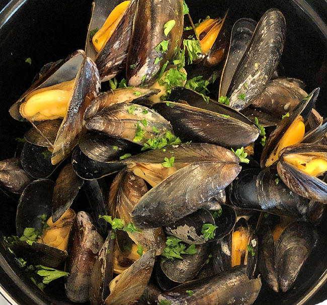 moules mariniere - mussels in pan