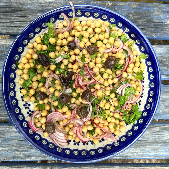 Chickpeas, black olives, red onion and parsley.